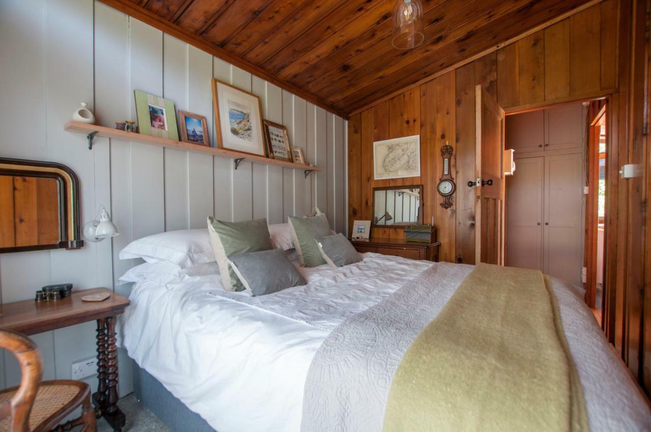 Little Kestrel Cabin Pennal Экстерьер фото
